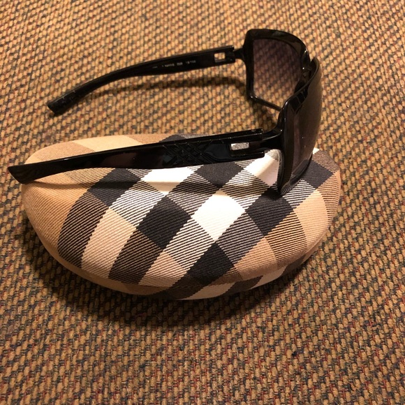 Burberry Black Sunglasses And Case - Picture 7 of 8